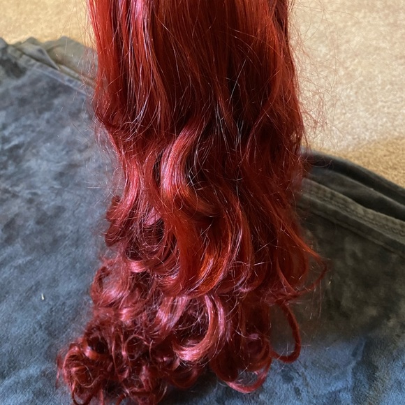 Red wig - Picture 2 of 4